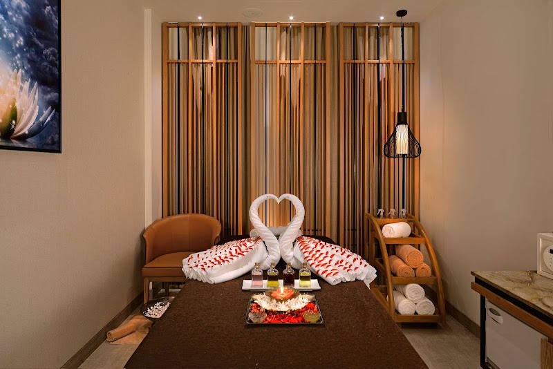 Radisson Hotel Mumbai Goregaon - Radisson Hotel Mumbai Goregaon S.V. Road, Veer Savarkar Flyover, Udyog Nagar, Goregaon West, Mumbai, Maharashtra 400062, India