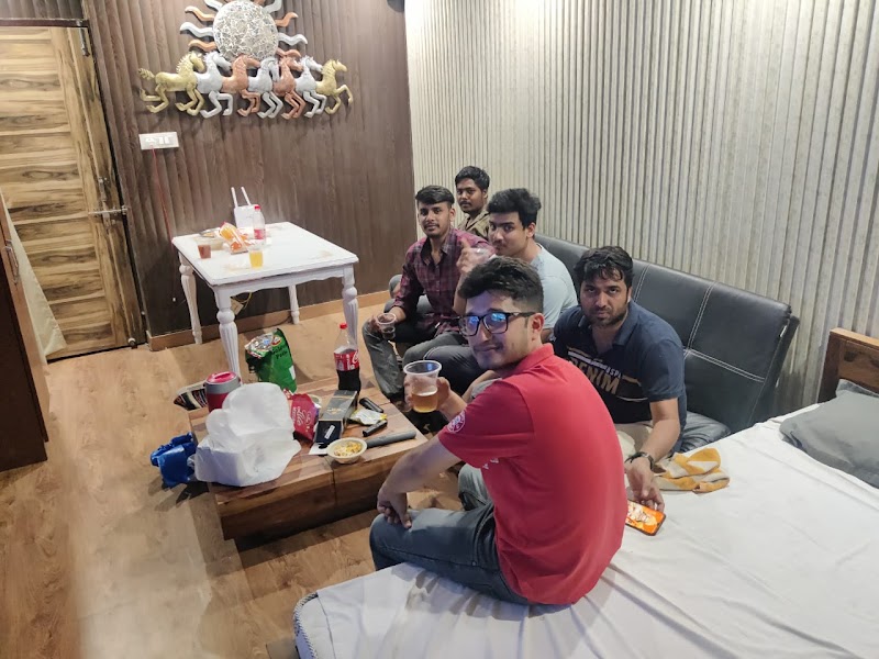 Man Dee Luxury Room - Man Dee Luxury Room Plot no 35, Third Floor, Veer complex, 36, Block 13, Block F, Spring Field Colony, Sector 32, Faridabad, Haryana 121003, India